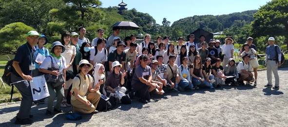 神奈川大学留学生と真夏の三溪園を散策
