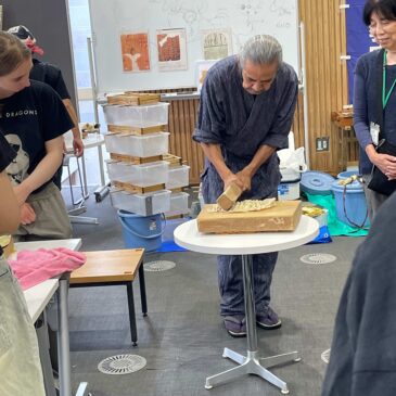 神奈川大学留学生 紙漉き体験授業を楽しむ