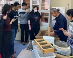 伝統技法に触れる紙漉き体験会