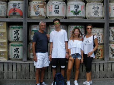 Italian Family Walk around Kamakura Enjoying Sashimi Together