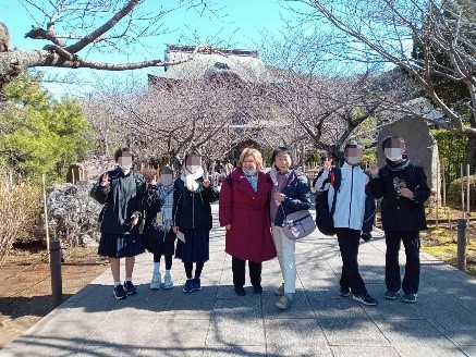 American Tourist Has a chat with Japanese Students in Kamakura